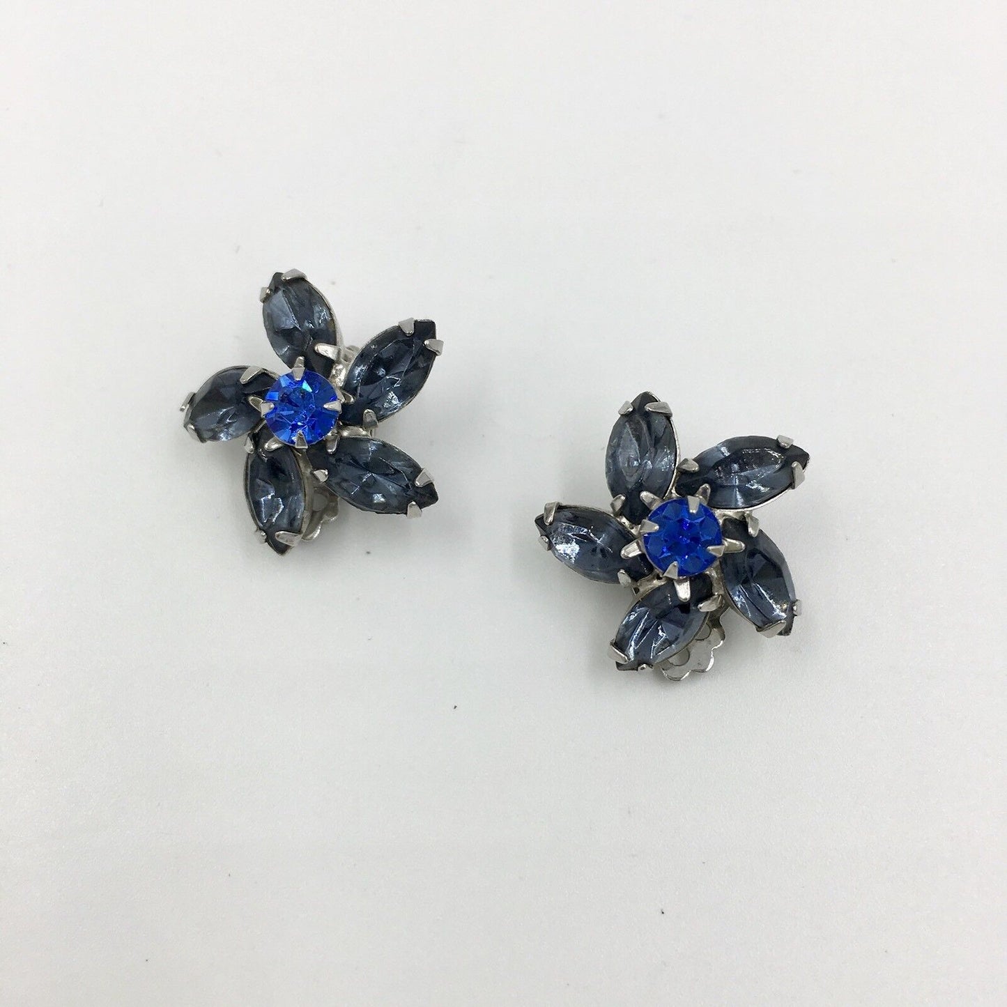 Vintage Weiss Flower Rhinestone Rhodium Plated Clip On Earrings