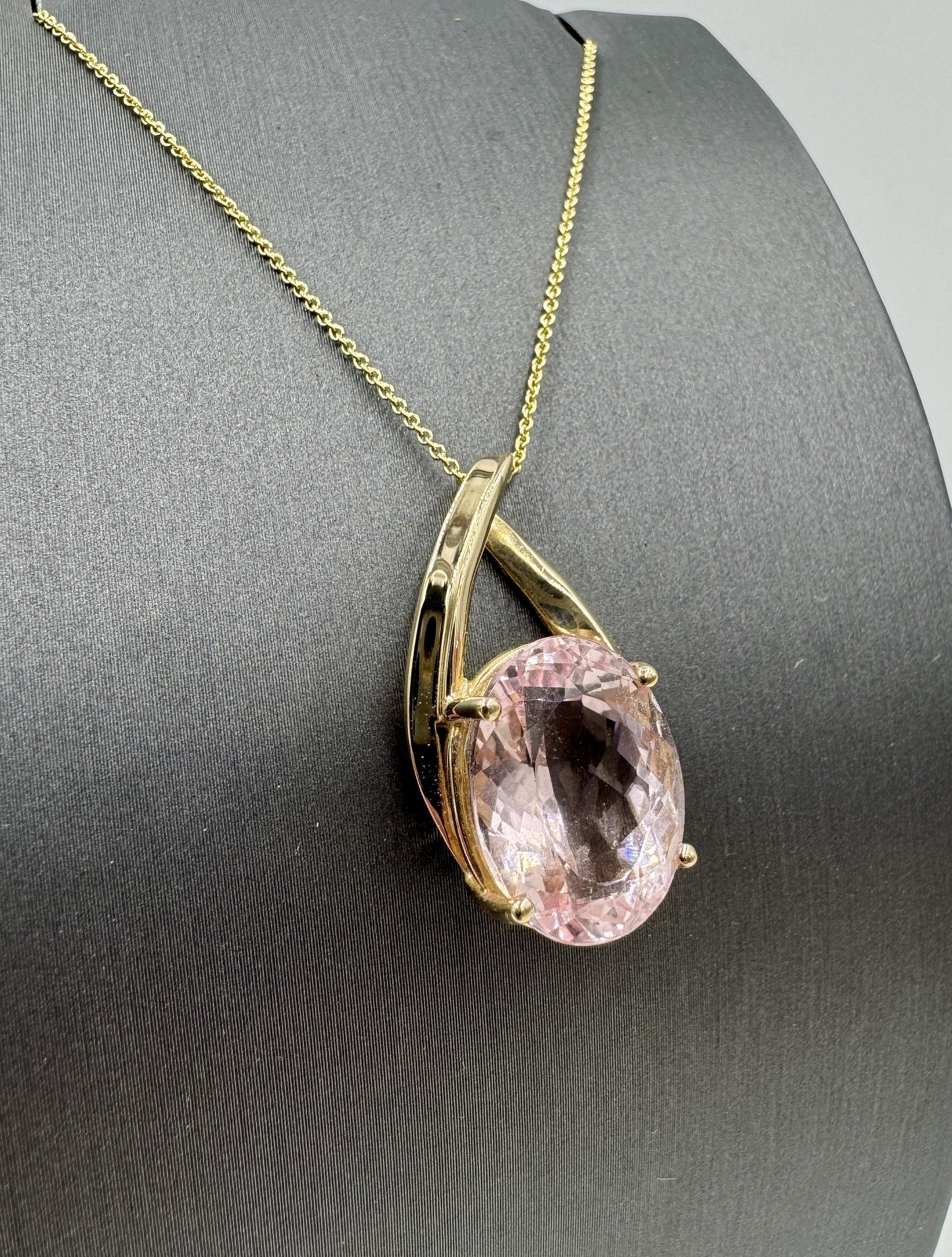 Stunning 8.50ct Oval Morganite 14k Yellow Gold Pendant Necklace