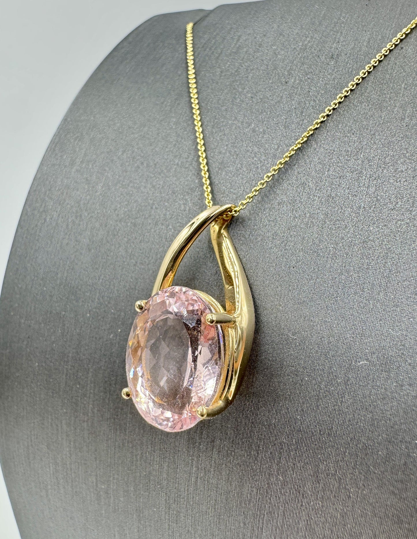 Stunning 8.50ct Oval Morganite 14k Yellow Gold Pendant Necklace