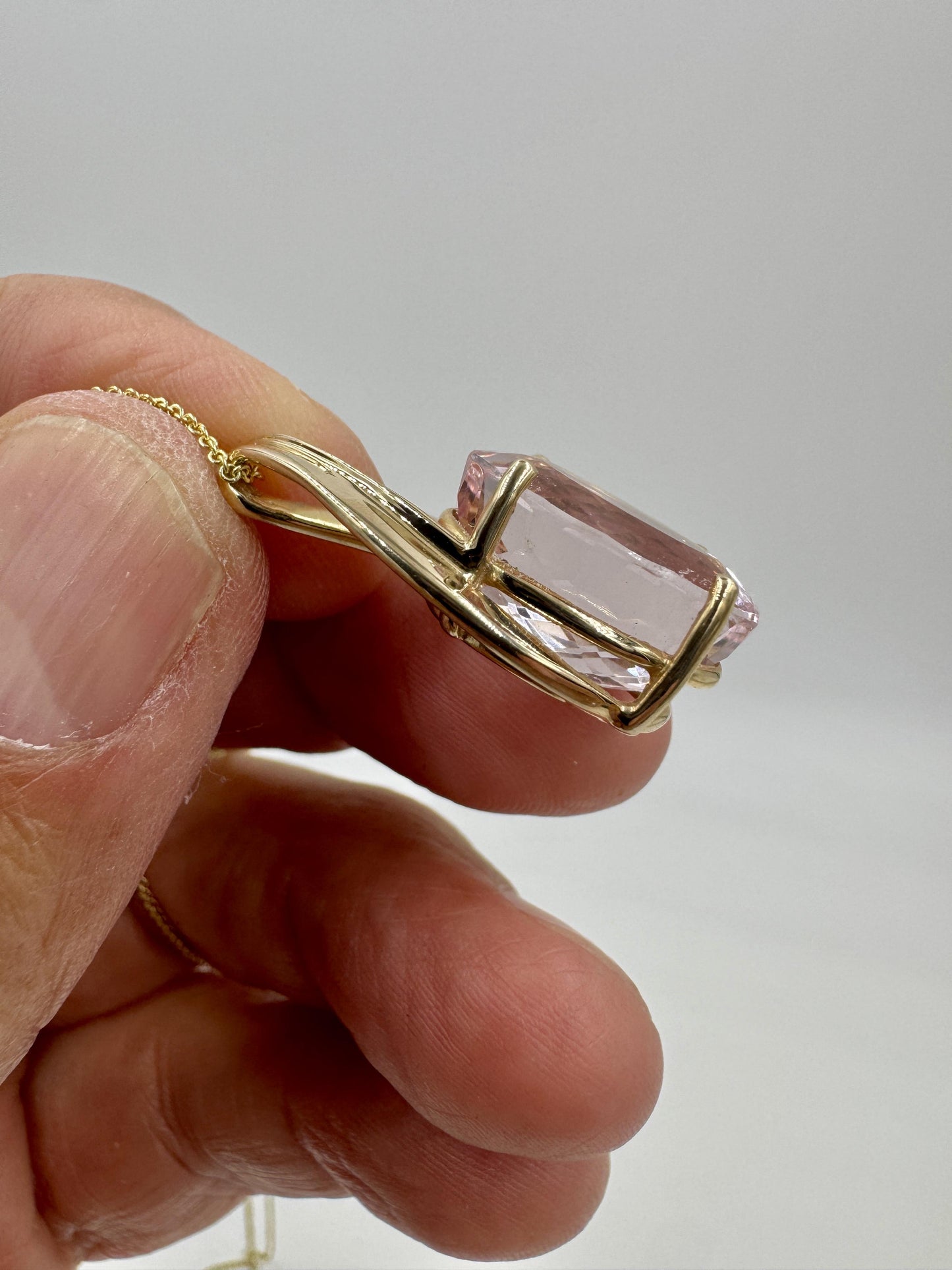 Stunning 8.50ct Oval Morganite 14k Yellow Gold Pendant Necklace
