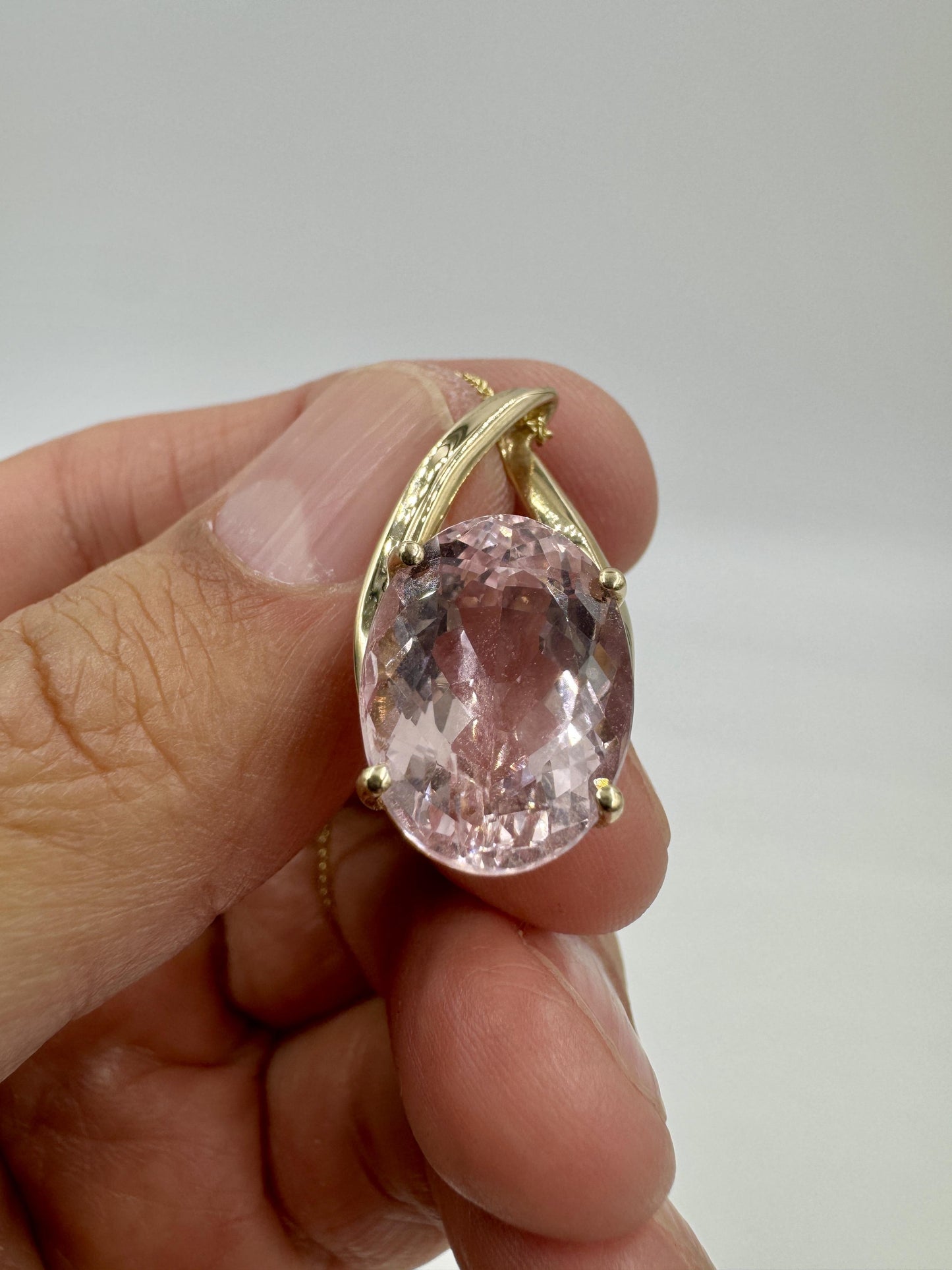 Stunning 8.50ct Oval Morganite 14k Yellow Gold Pendant Necklace