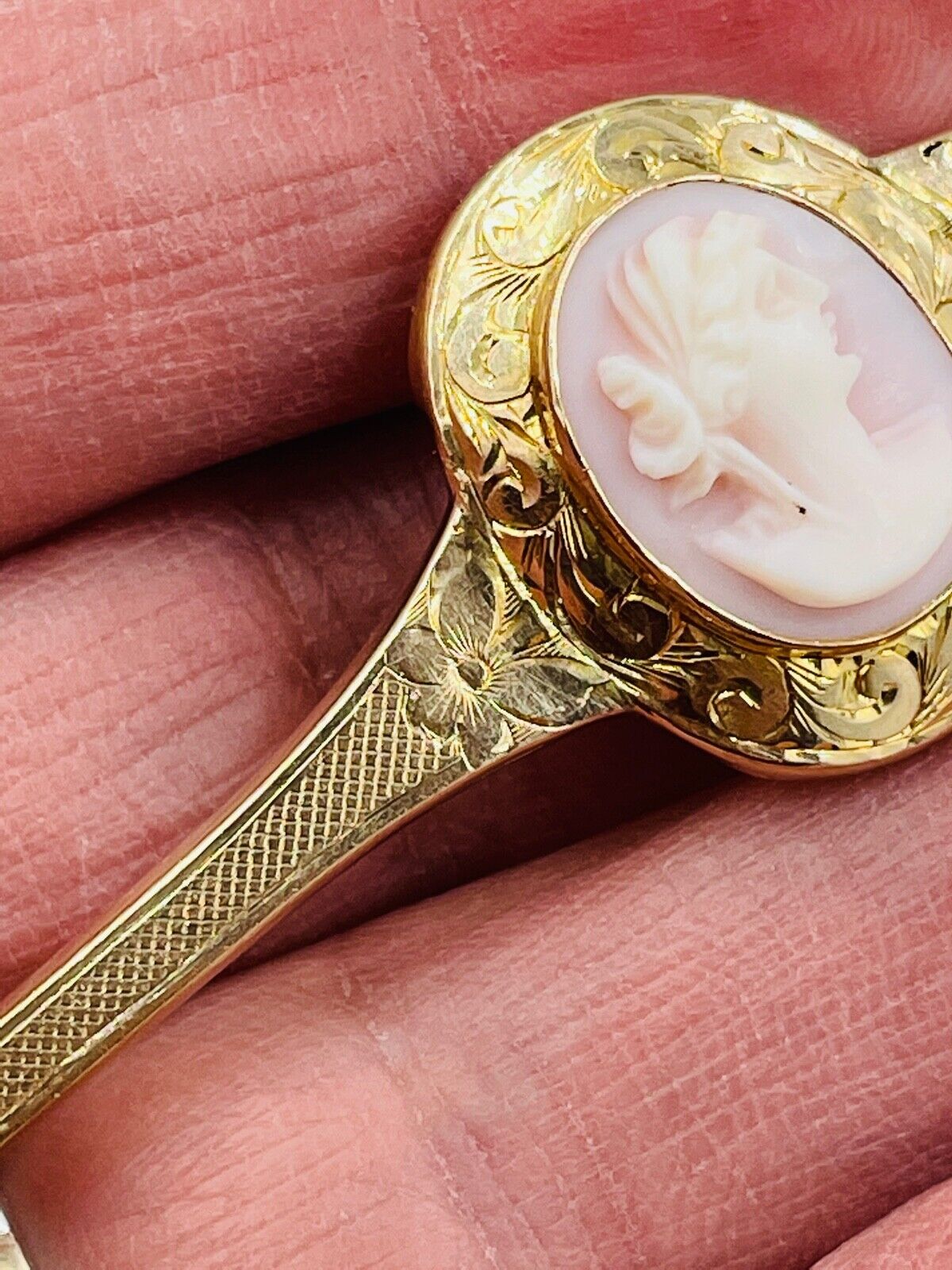 Victorian 10k Yellow Gold hand etched Cameo Pin Brooch medallion