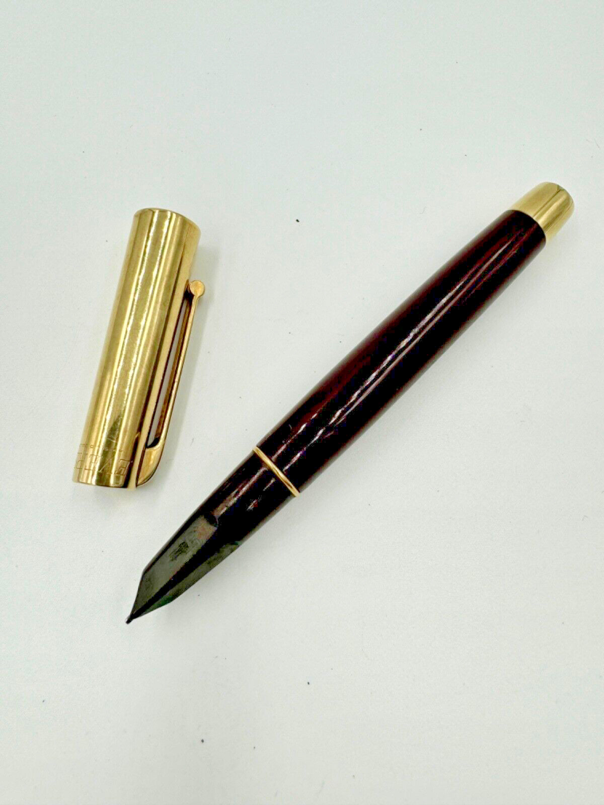 Vintage Eversharp burgundy "Fifth Avenue" 14K solid gold Ink pen