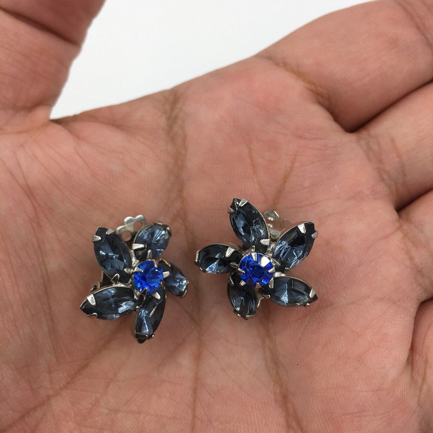 Vintage Weiss Flower Rhinestone Rhodium Plated Clip On Earrings