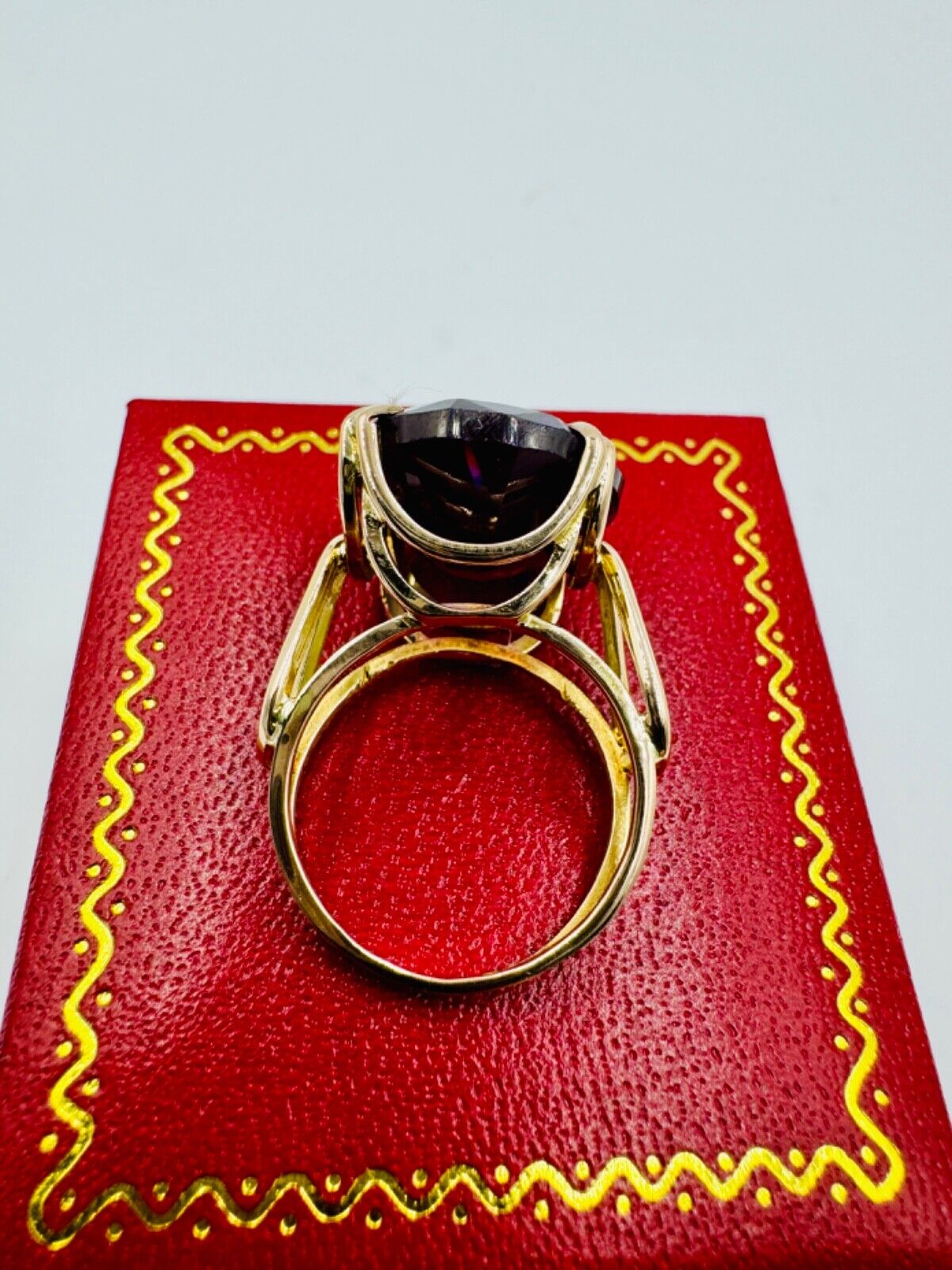 Estate 18k Yellow gold Synthetic Purple Stone Statement ring