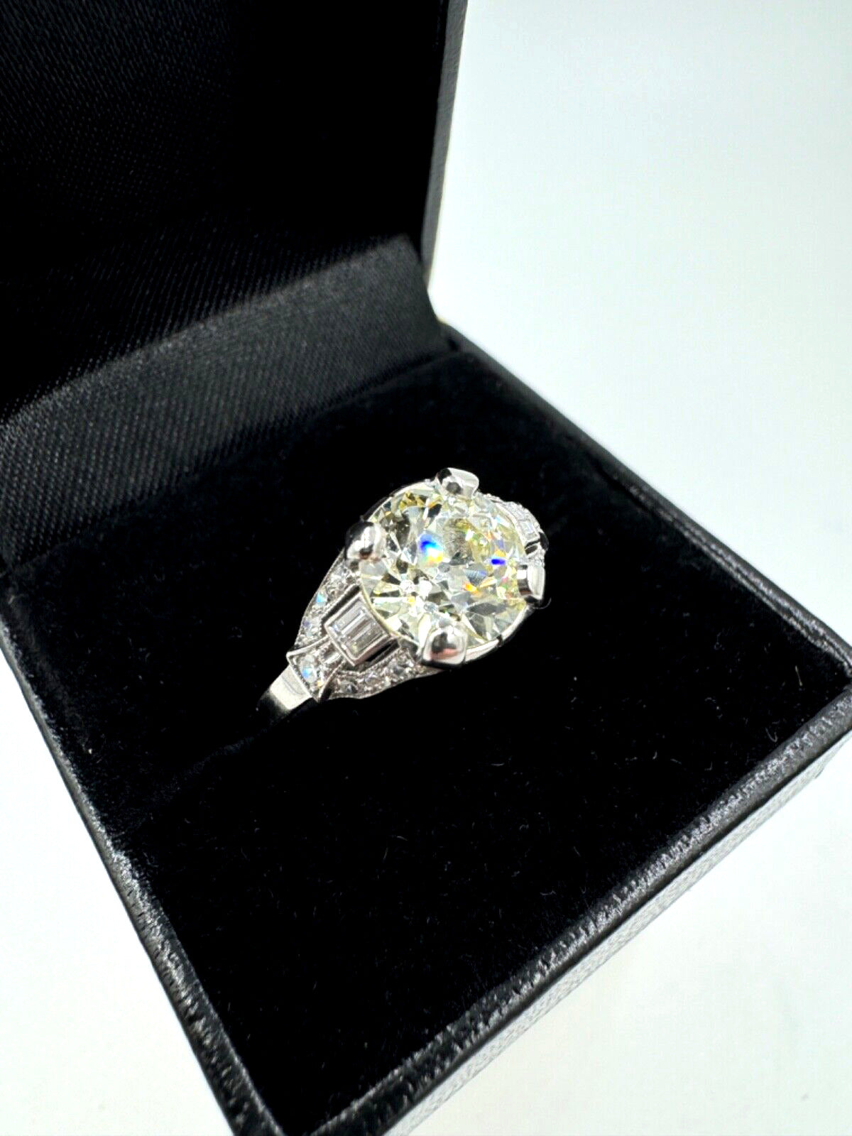 Art Deco 2.20 Carat Diamond Platinum Engagement Ring