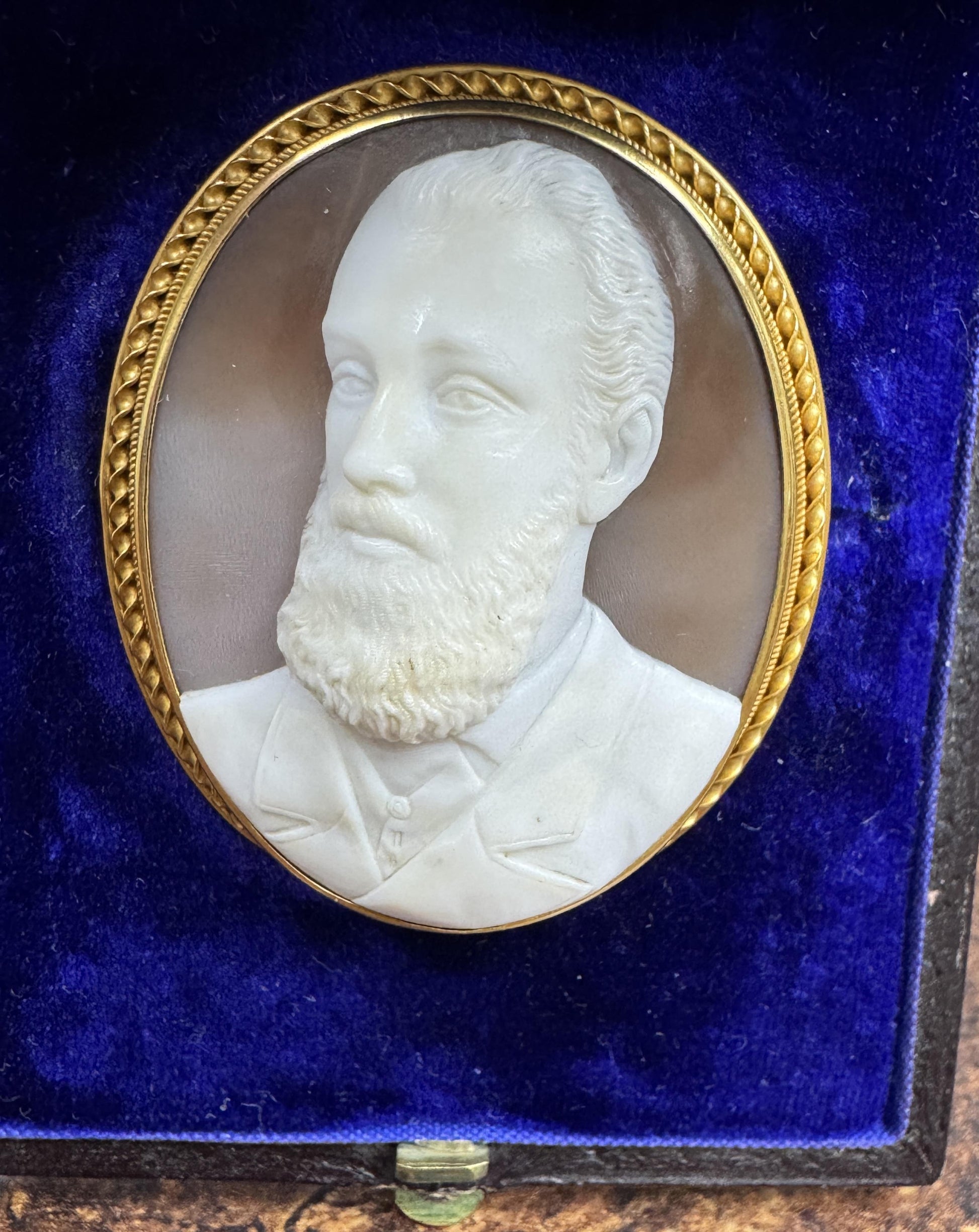 Victorian 1890's 18k gold Gentleman Cameo Brooch