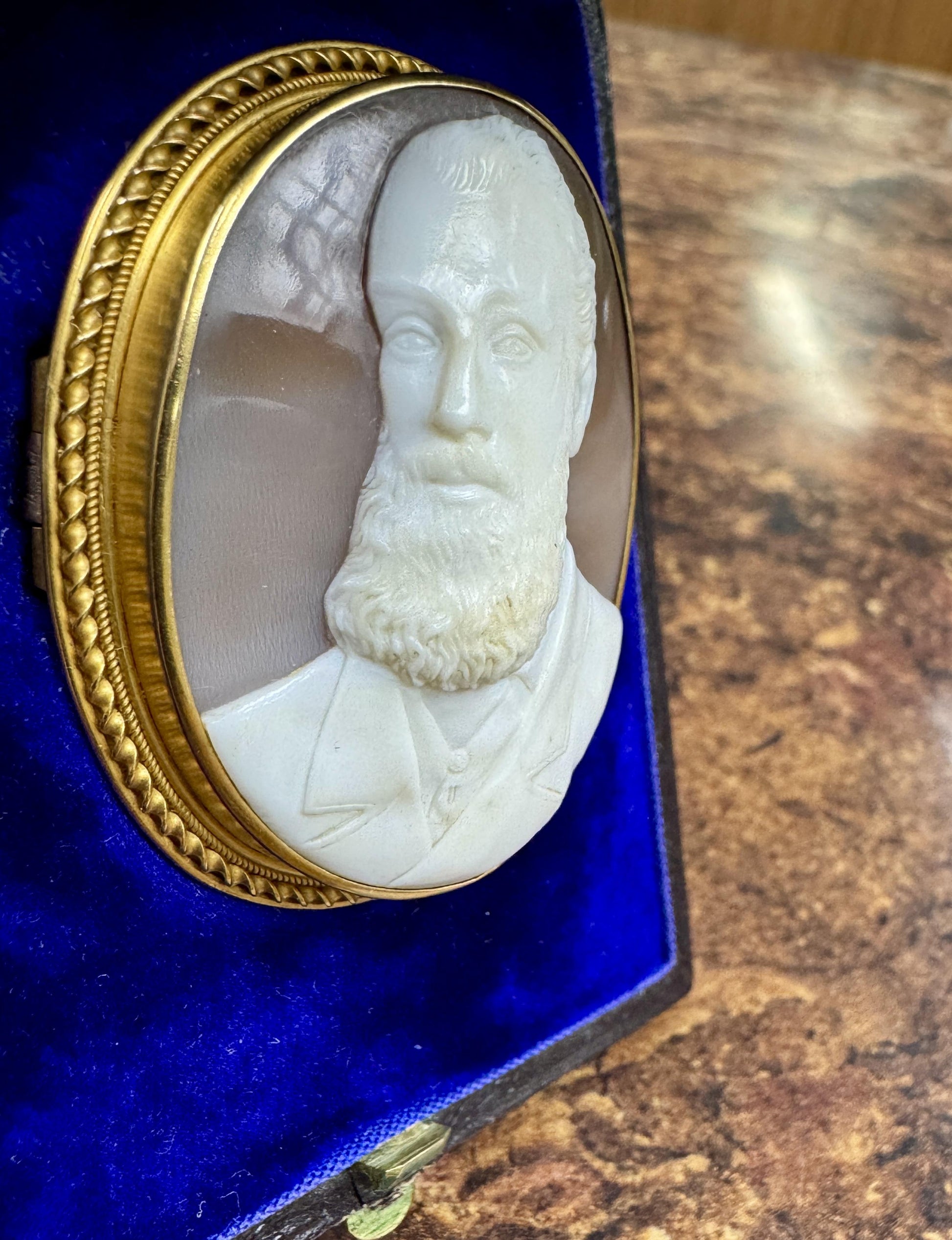Victorian 1890's 18k gold Gentleman Cameo Brooch