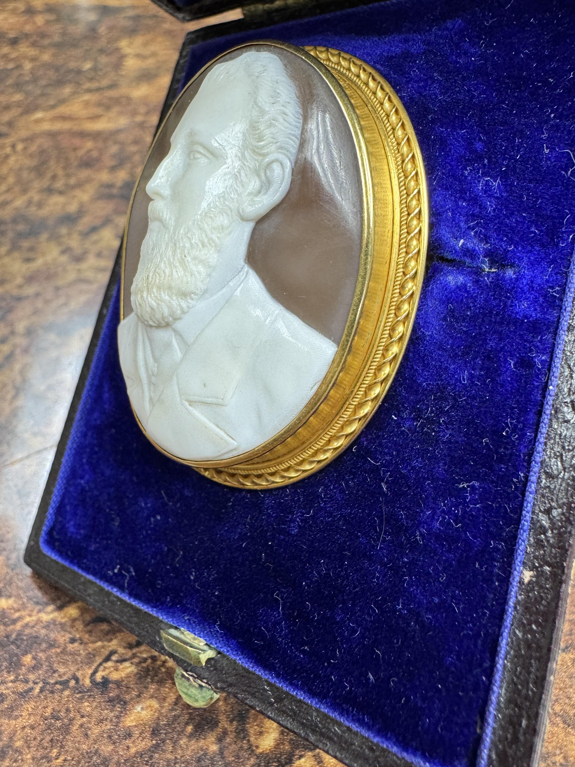 Victorian 1890's 18k gold Gentleman Cameo Brooch
