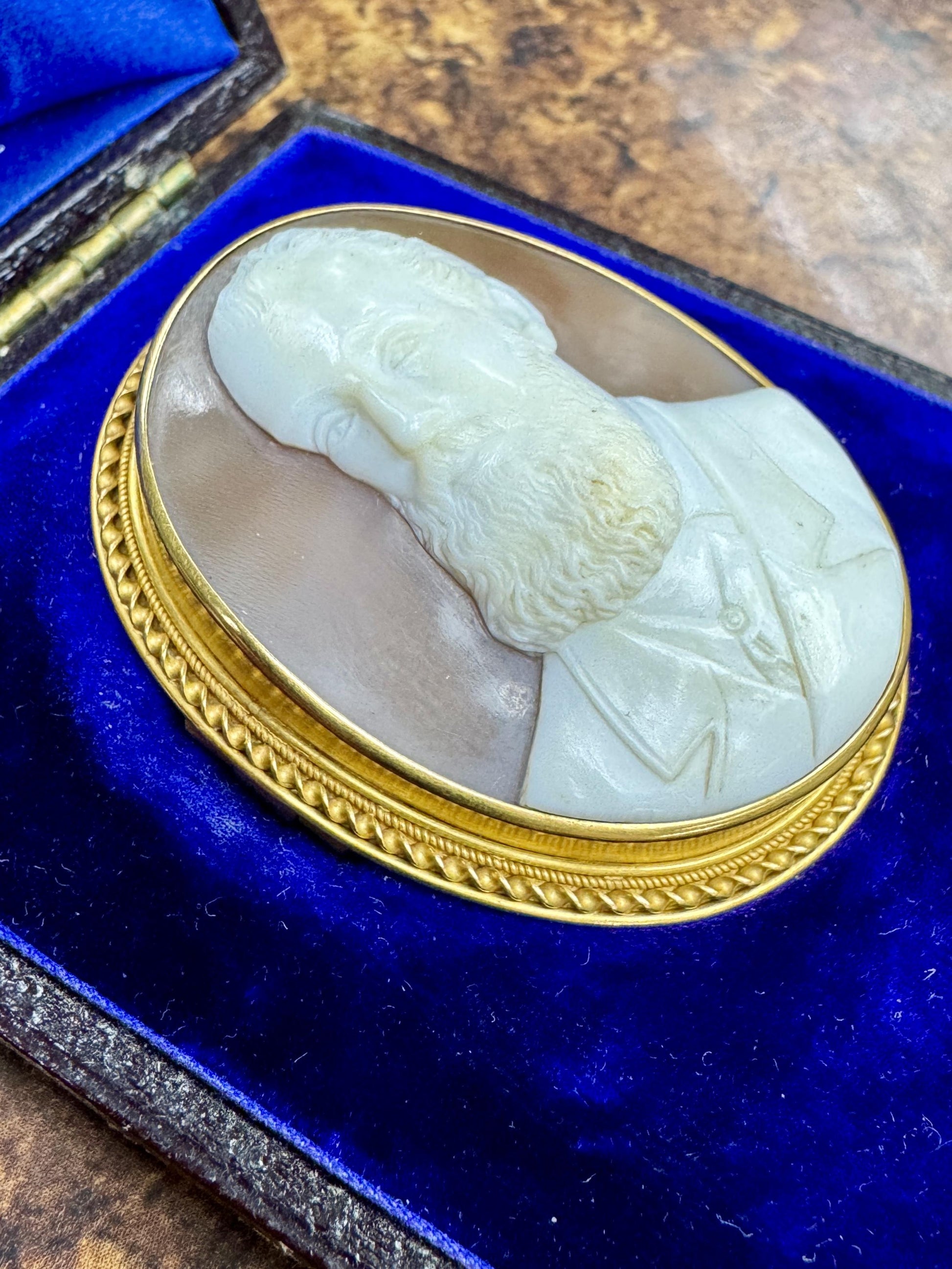Victorian 1890's 18k gold Gentleman Cameo Brooch