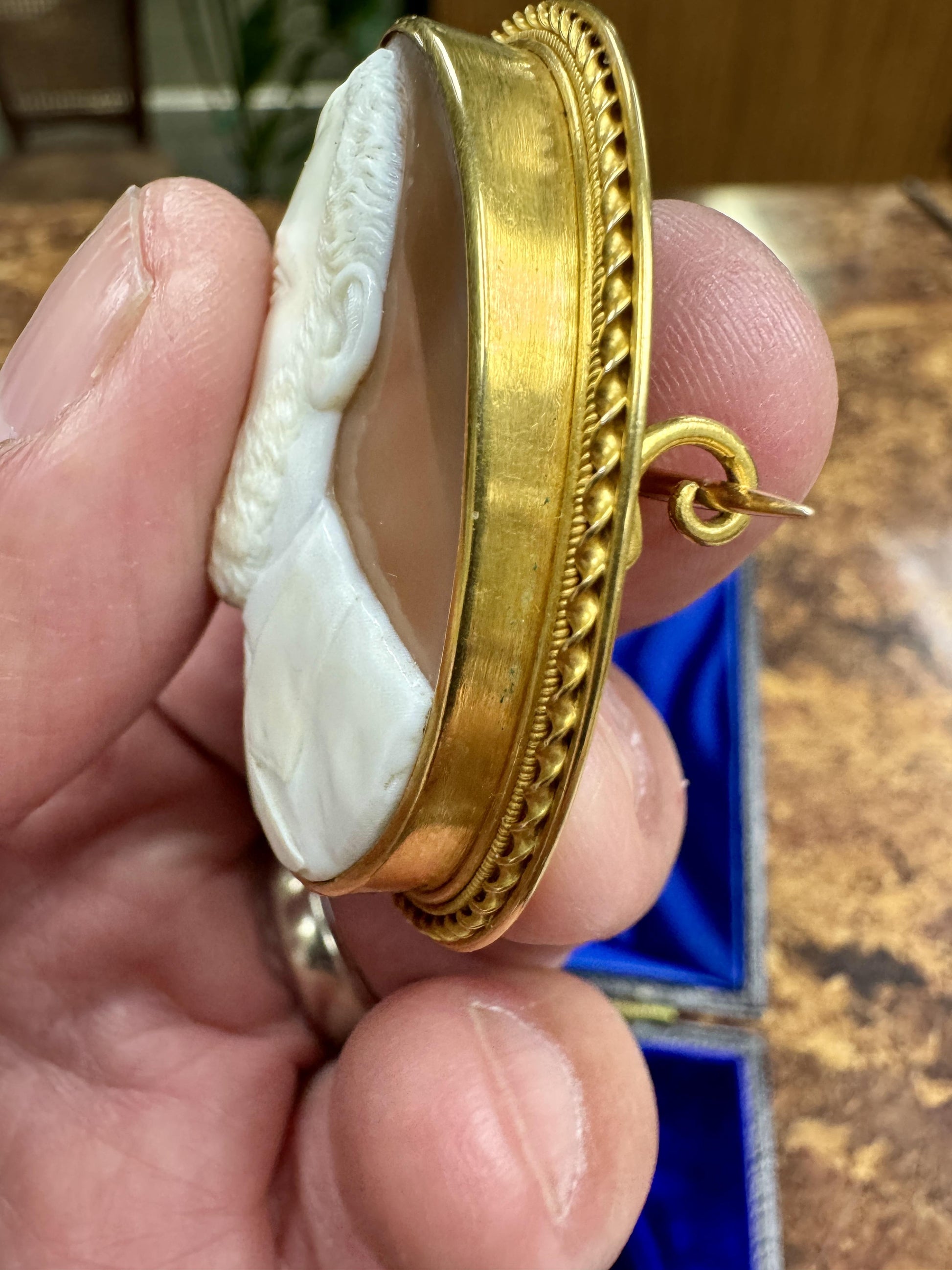 Victorian 1890's 18k gold Gentleman Cameo Brooch
