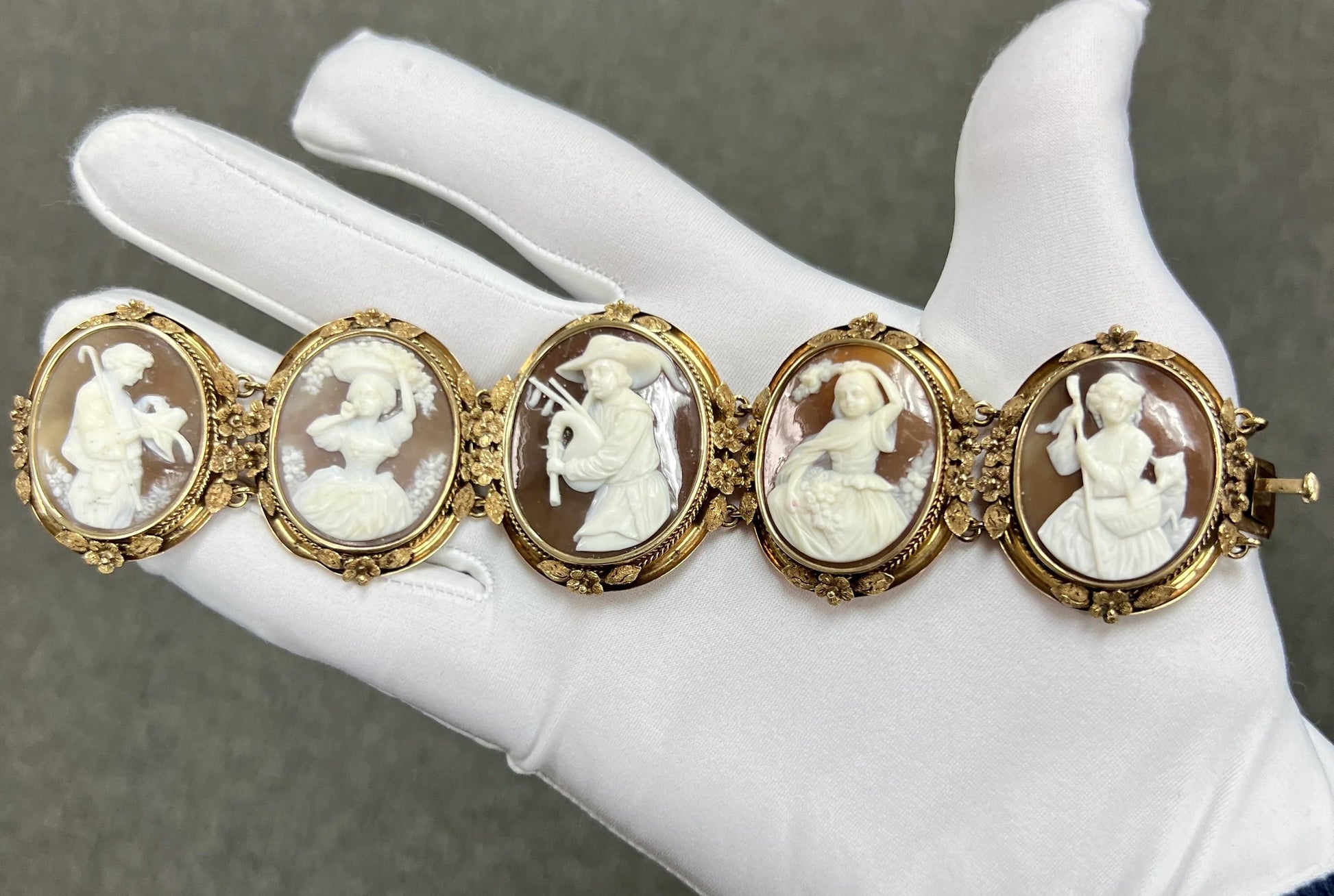 1890s Victorian Five Sardonyx Shell Cameo Gold Bracelet