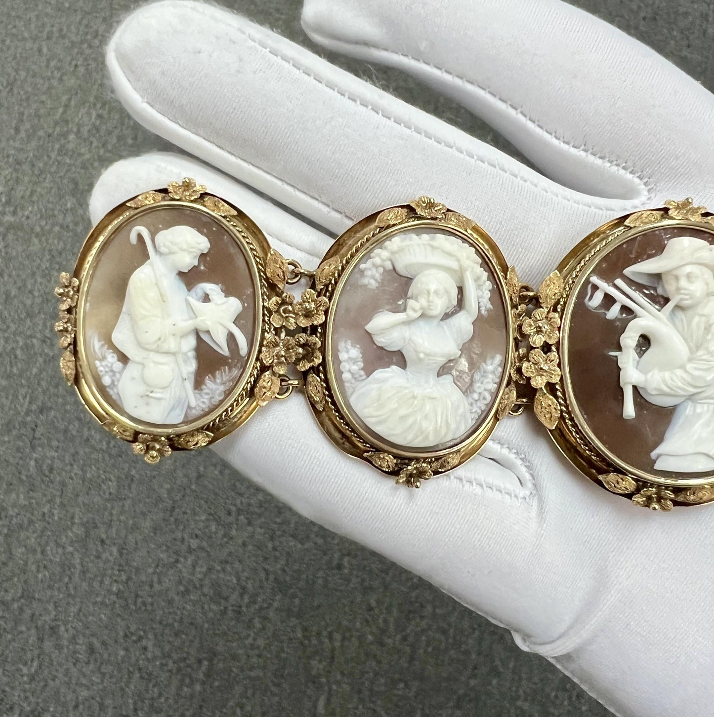 1890s Victorian Five Sardonyx Shell Cameo Gold Bracelet