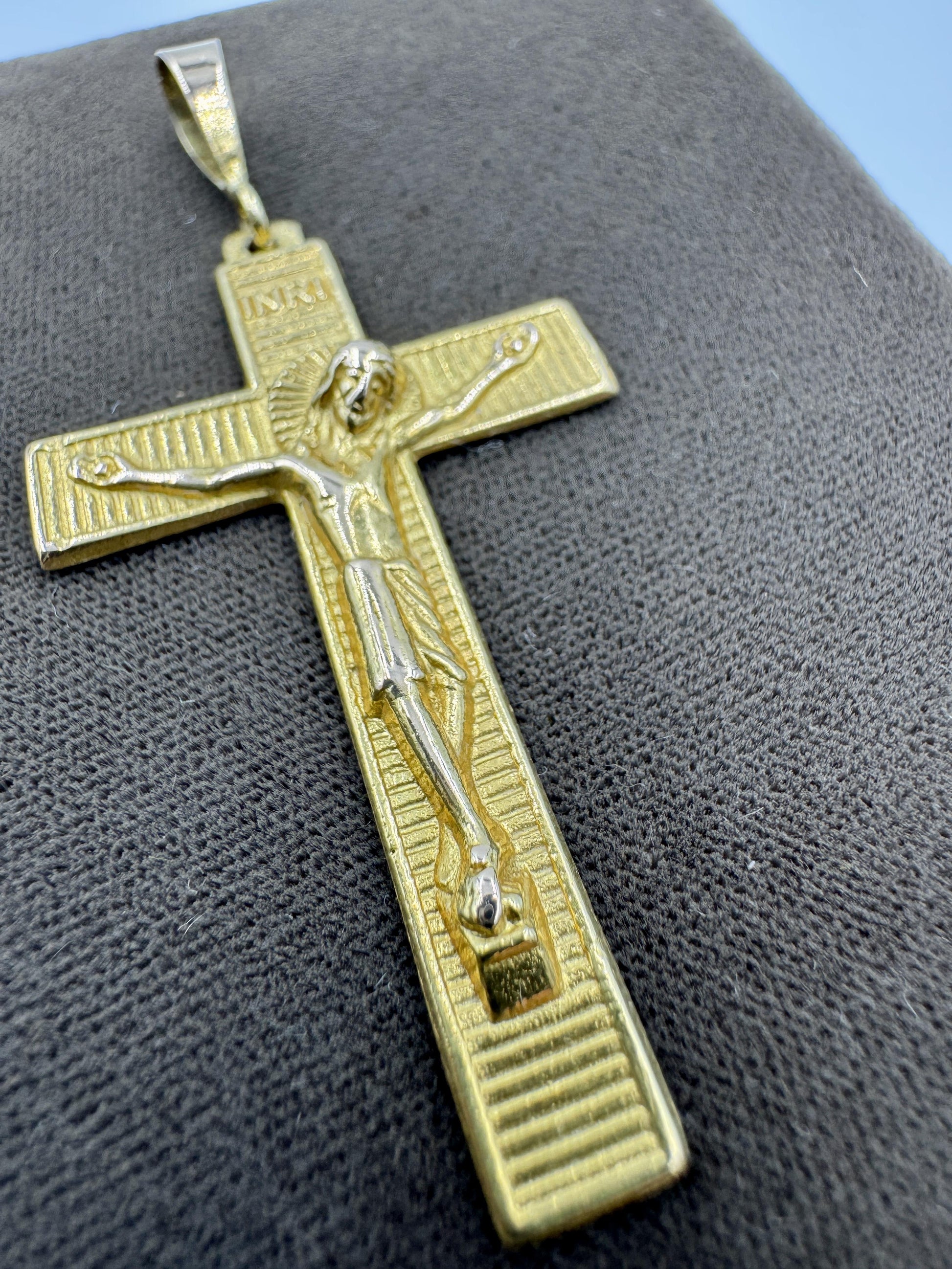 Vintage 18k Yellow Gold Crucifix Pendant Religious