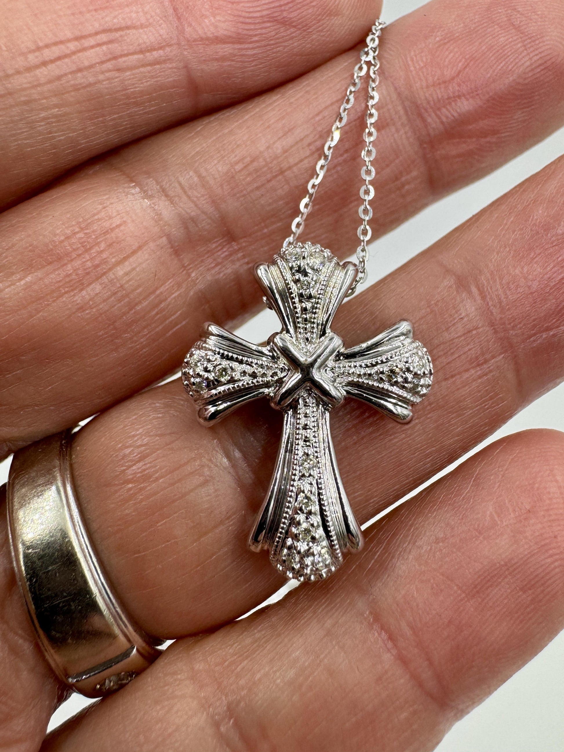 Vintage 14k White Gold diamond Cross Pendant Necklace 16"