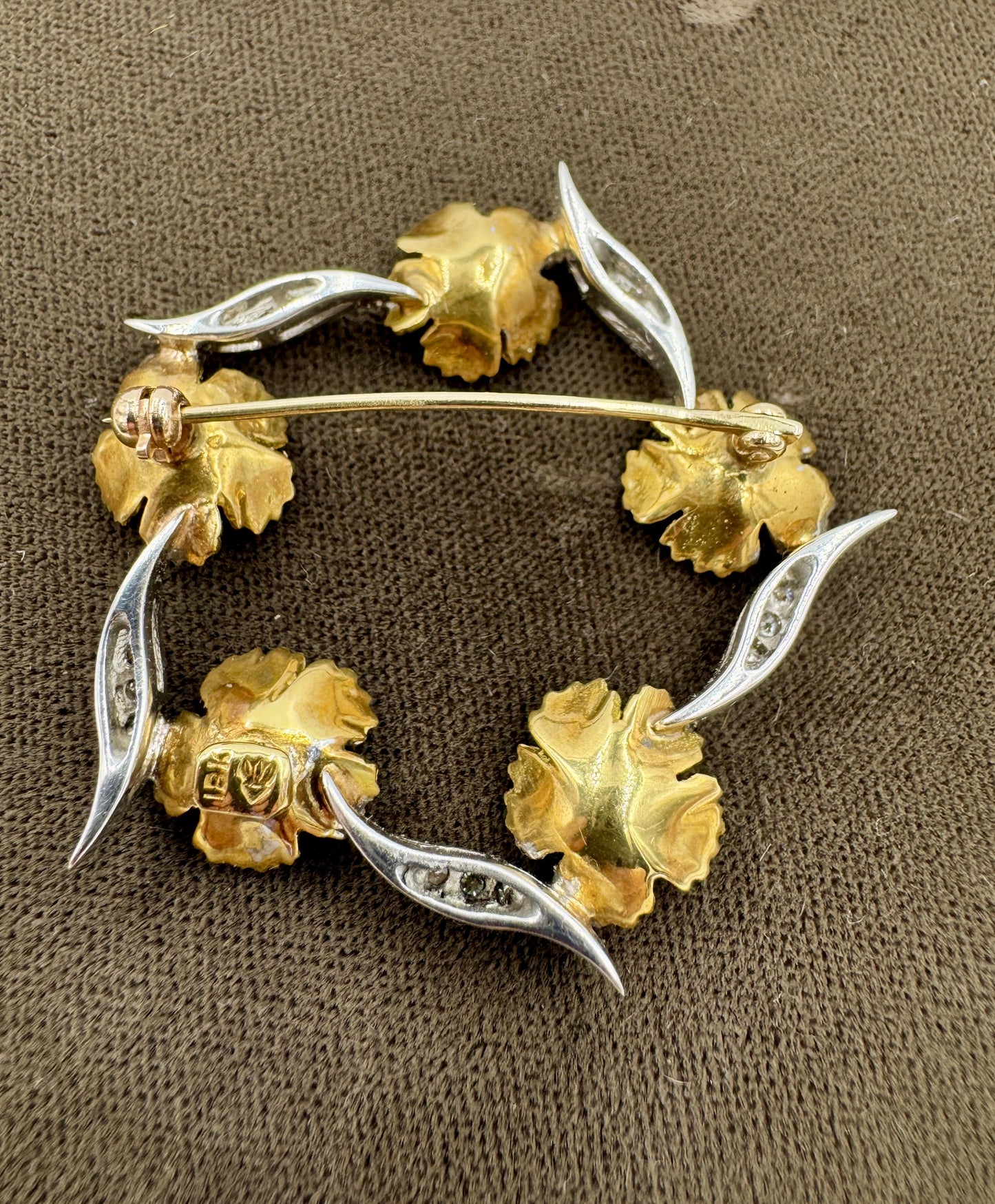 Vintage 18k Gold Flower Diamond Brooch Pin