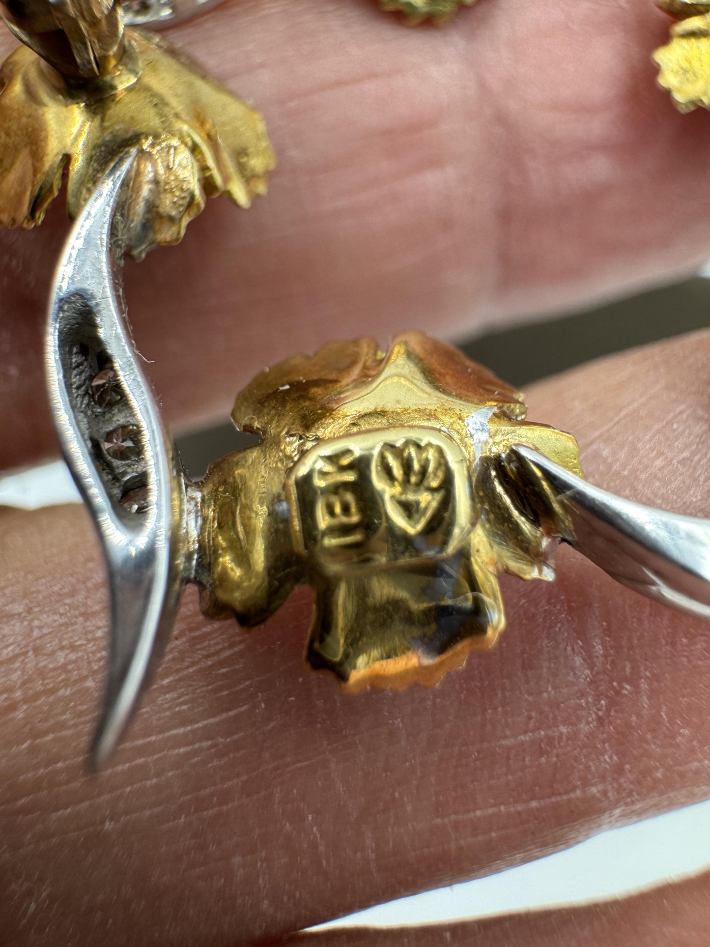 Vintage 18k Gold Flower Diamond Brooch Pin