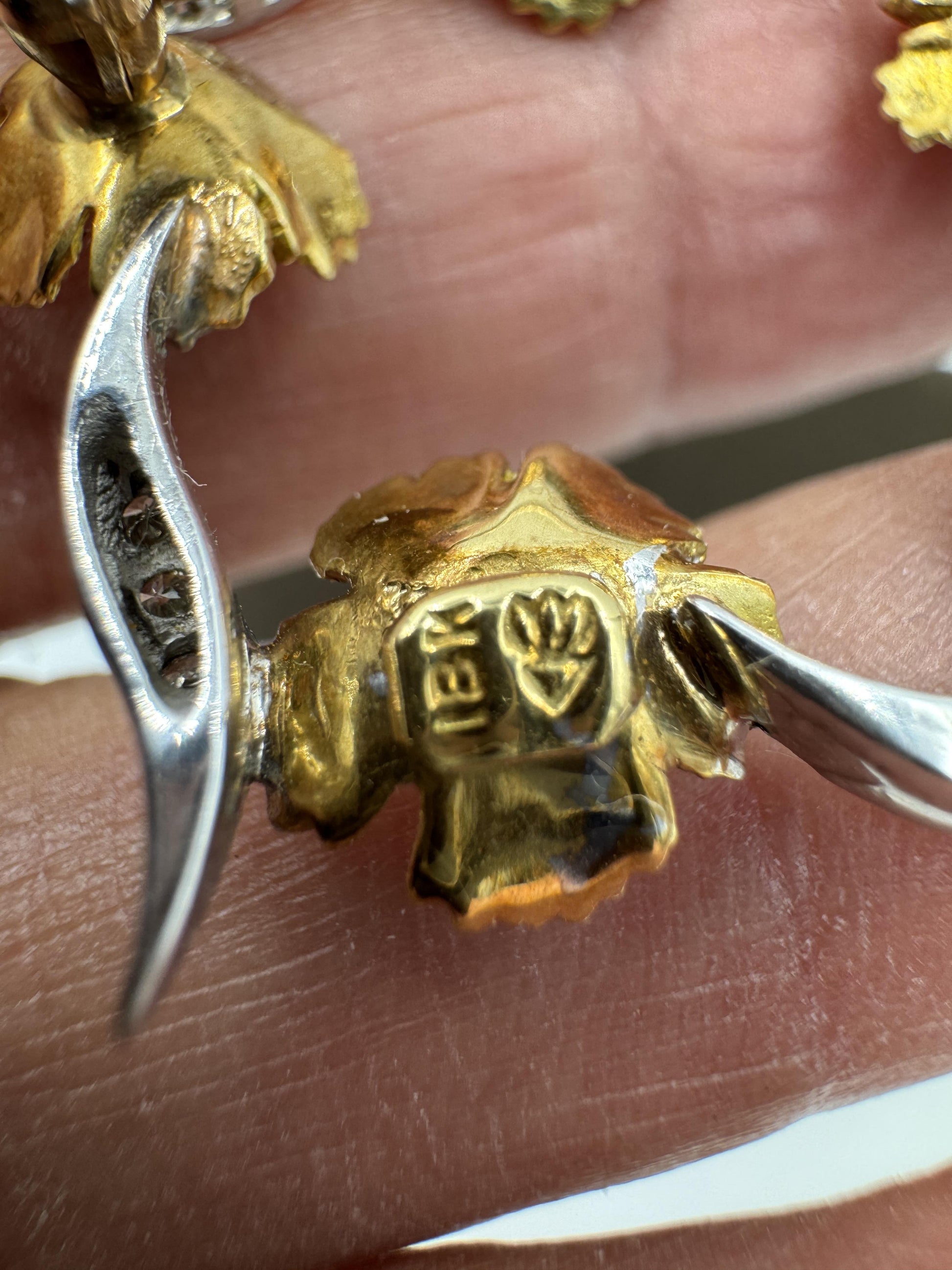 Vintage 18k Gold Flower Diamond Brooch Pin