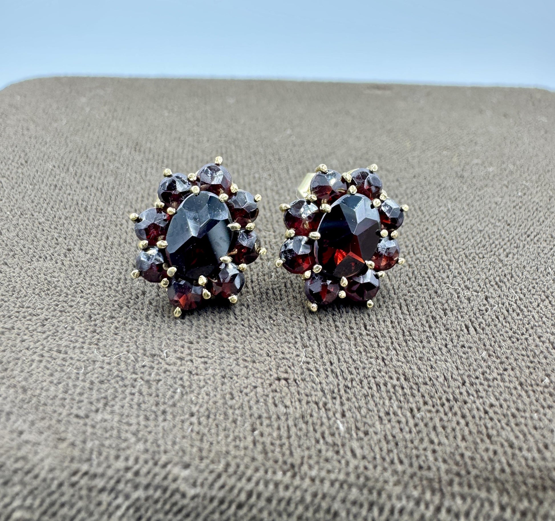 Vintage 14k Yellow Gold Rose Cut Garnet Cluster Stud Earrings
