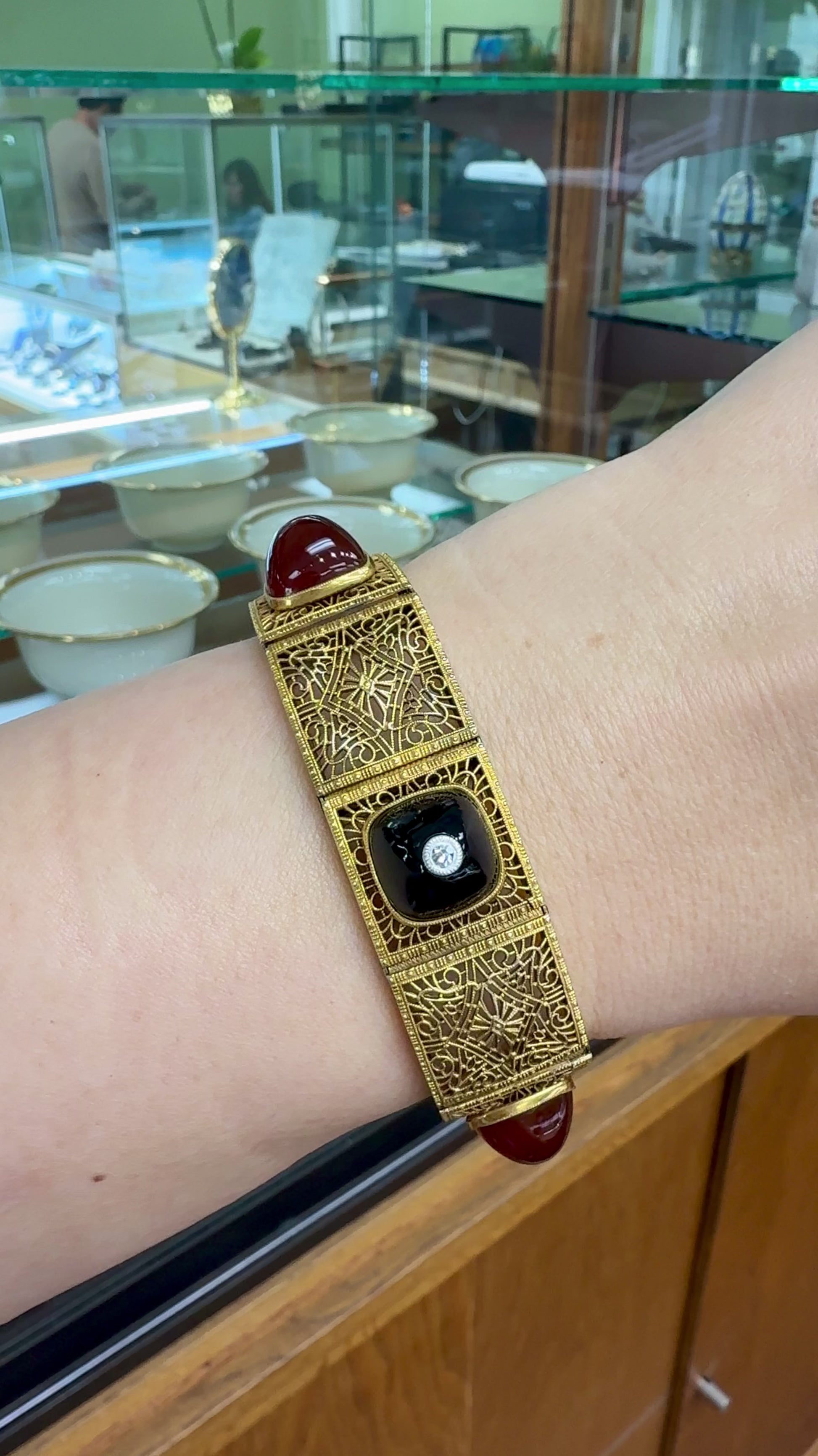 1920's Art Deco Carnelian and Onyx Filigree Bracelet 14k Yellow Gold