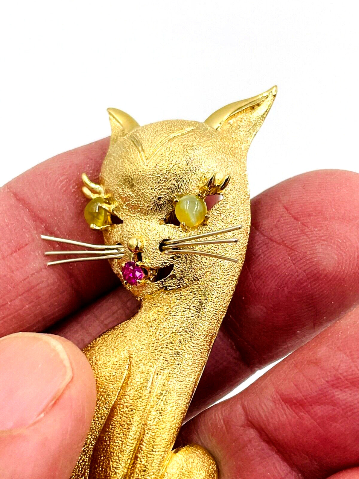 Vintage 18k gold Cat Brooch pin with Cats eyes and Ruby